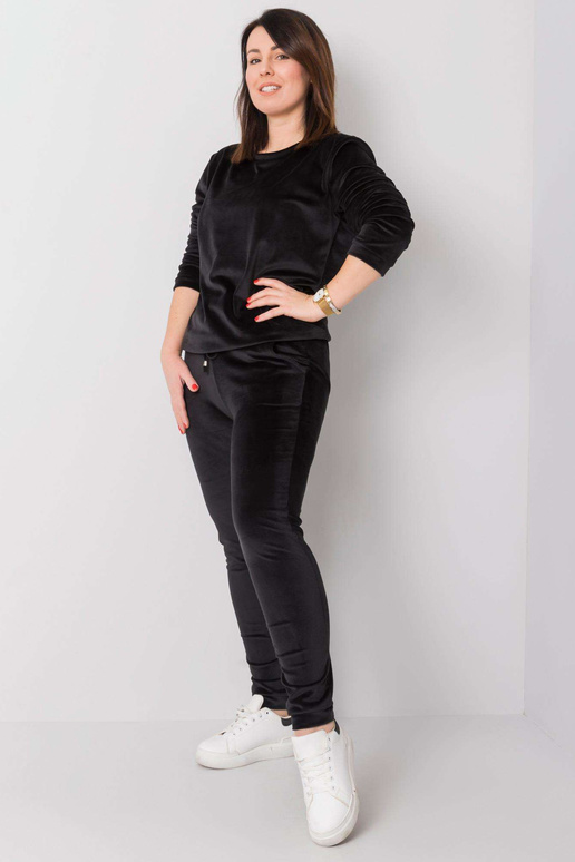 Jeanne'i must veluur pluss suuruses...