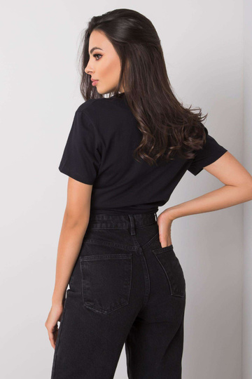 Must t-särk kirjaga Adalia