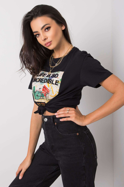 Must t-särk kirjaga Adalia