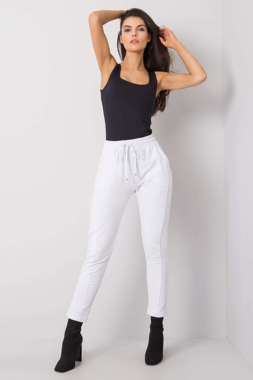 Valged püksid Ligipääsetav