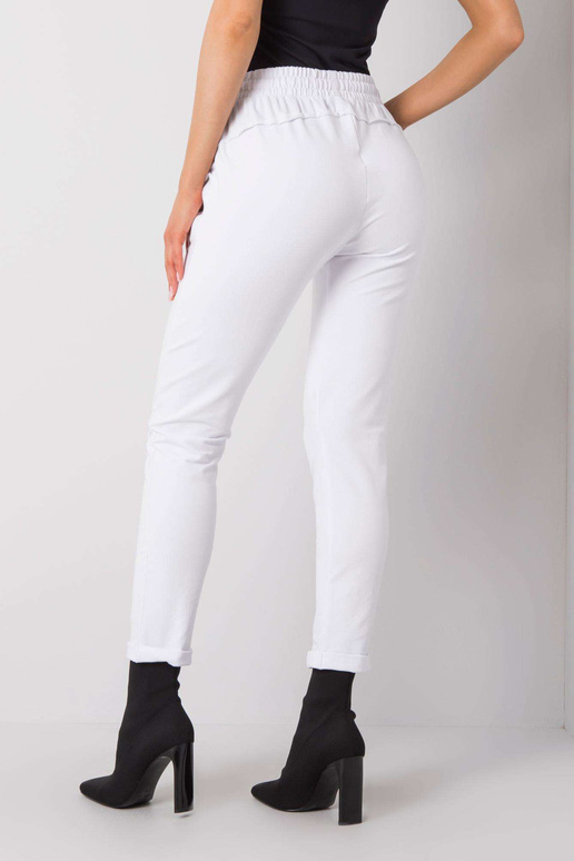 Valged püksid Ligipääsetav