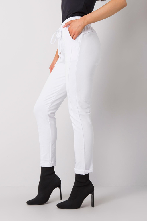 Valged püksid Ligipääsetav