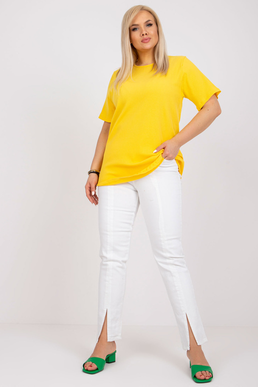 Kollane suures suuruses pluus...