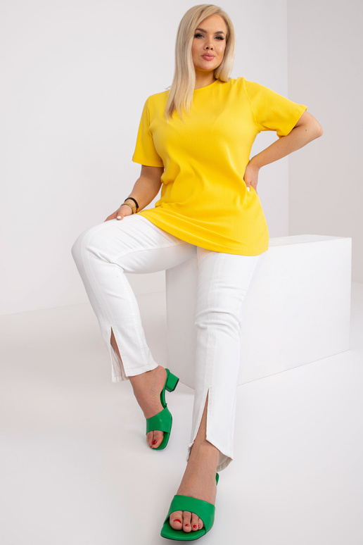 Kollane suures suuruses pluus...