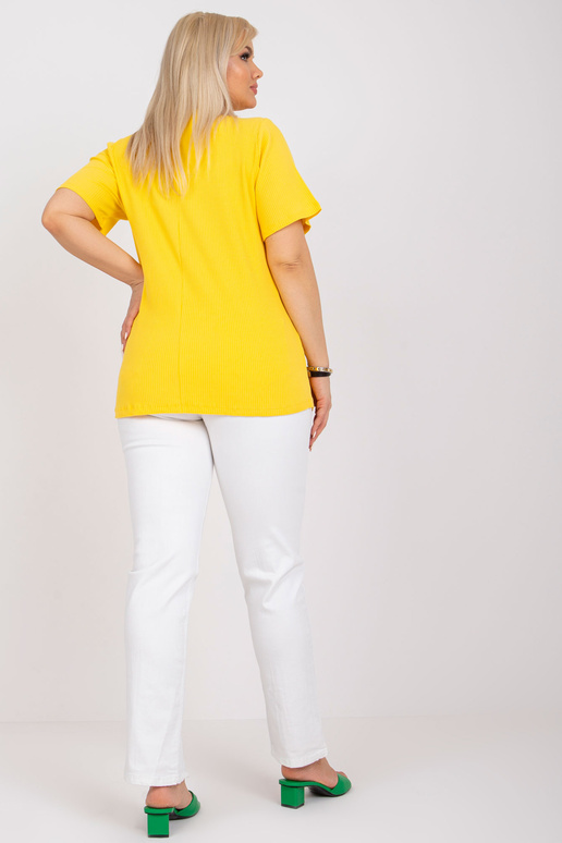 Kollane suures suuruses pluus...