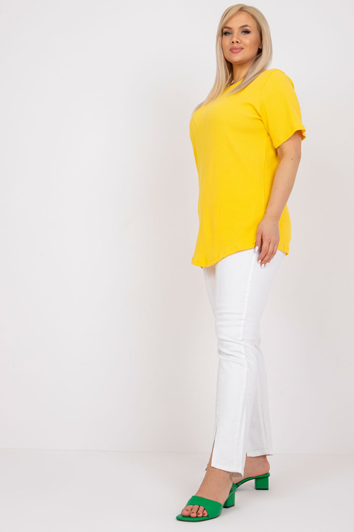 Kollane suures suuruses pluus...