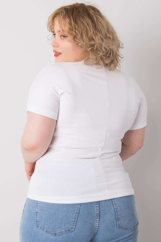 Valge pluss suuruses pluus...