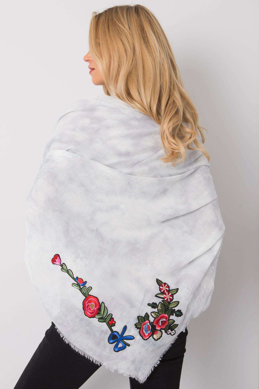 Hall triipudega pleed