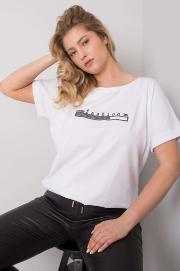 Valge pluss suuruses pluus...