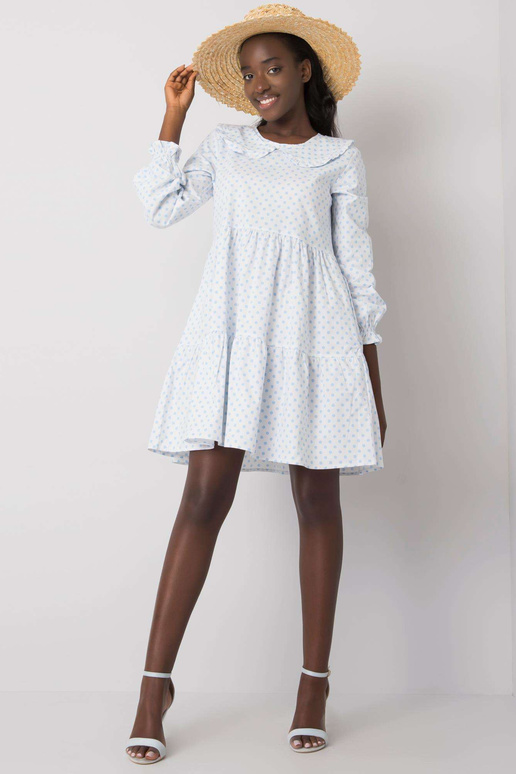 Valge ja sinine täpiline kleit...