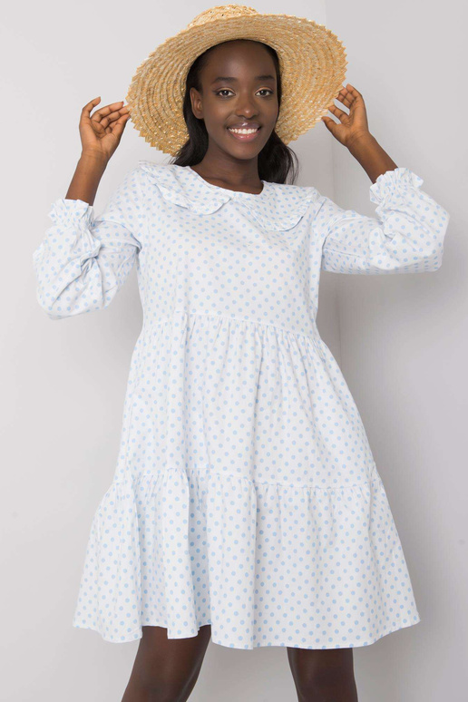 Valge ja sinine täpiline kleit...