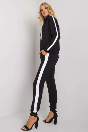 Must naiste triipudega...