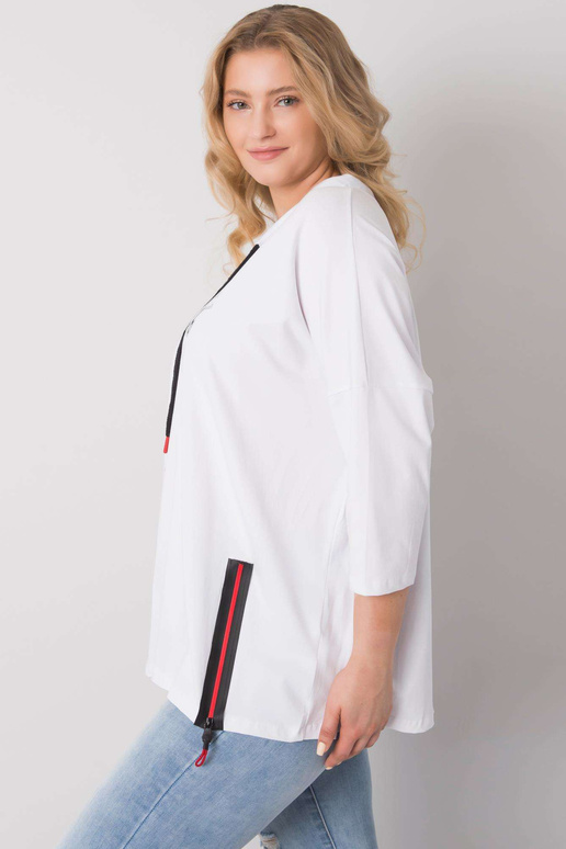 Valge pluss suuruses pluus...