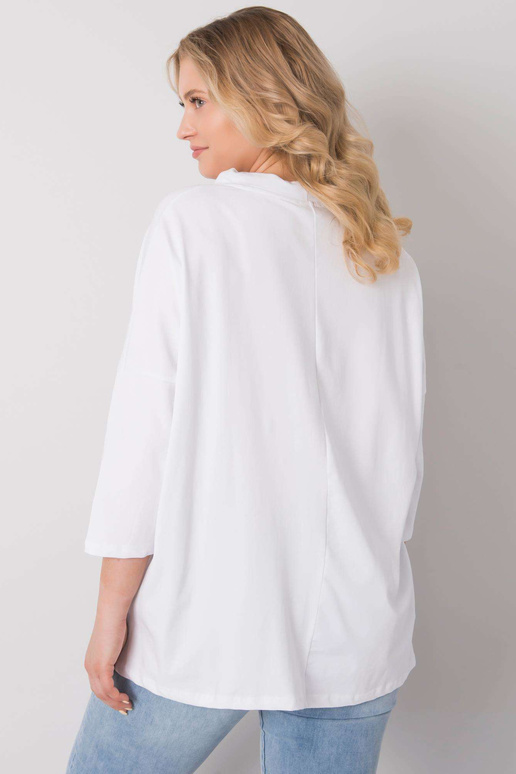 Valge pluss suuruses pluus...