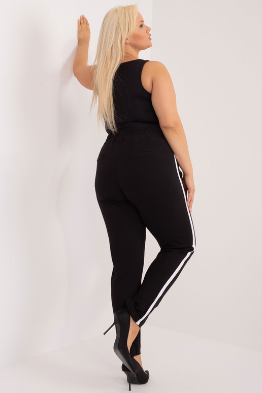 Kairi Pluss suuruses mustad dressipüksid