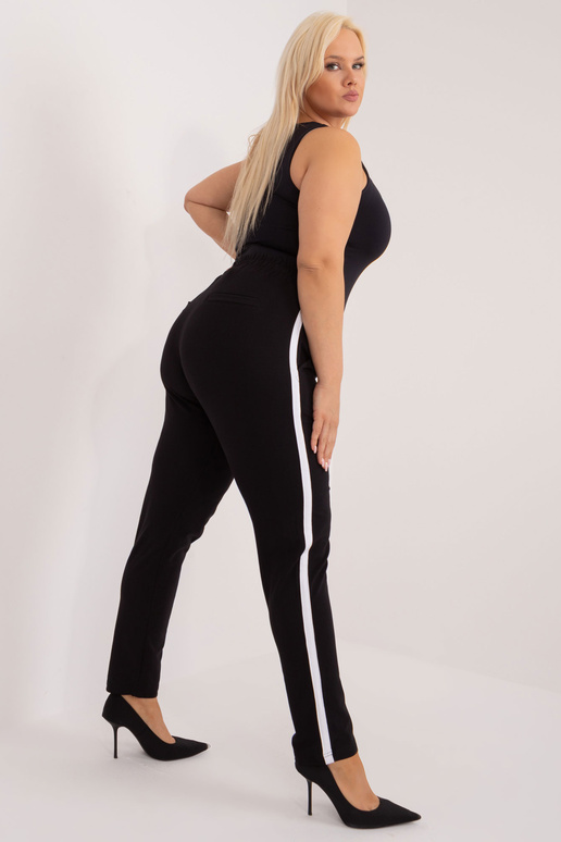 Kairi Pluss suuruses mustad dressipüksid