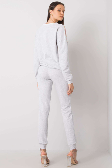 Valge ja määrdunudroosa...