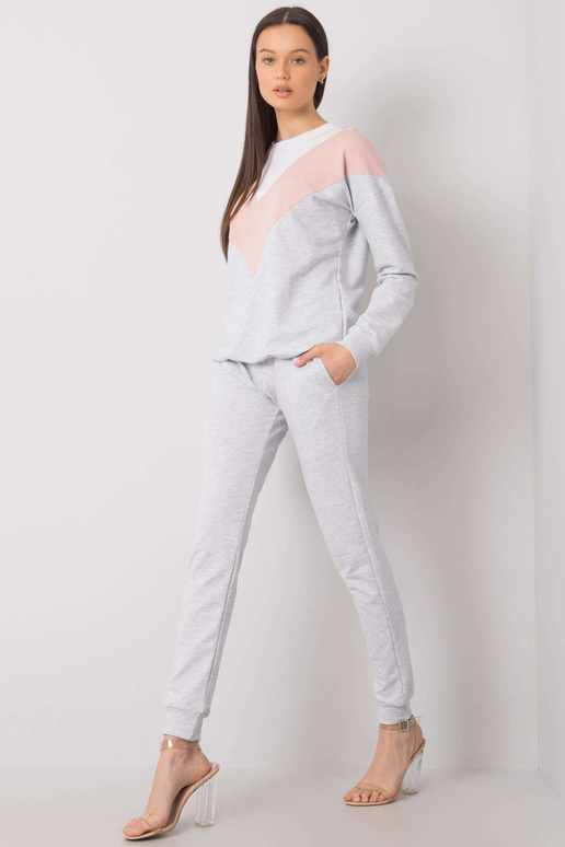 Valge ja määrdunudroosa...