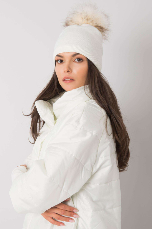 Valge isoleeritud tutiga naiste müts