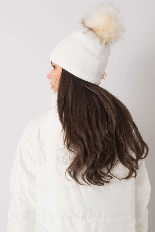 Valge isoleeritud tutiga naiste müts