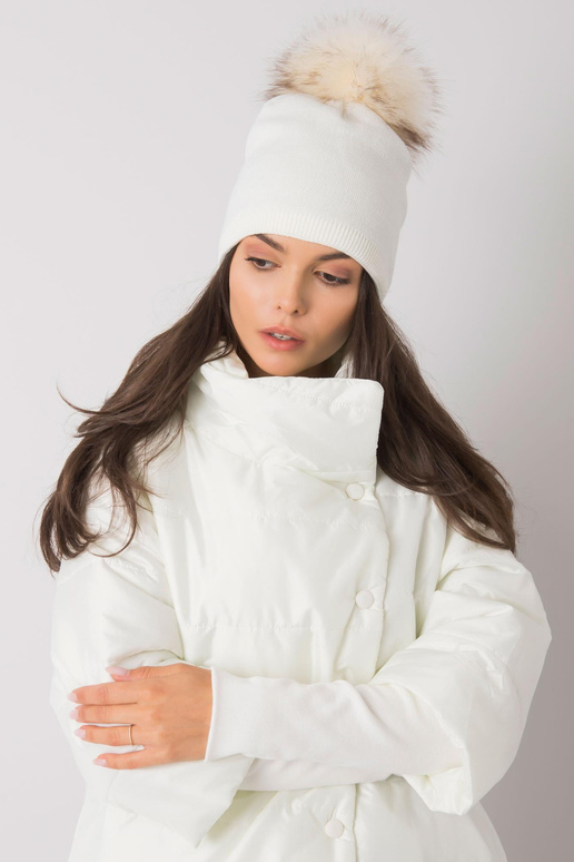 Valge isoleeritud tutiga naiste müts