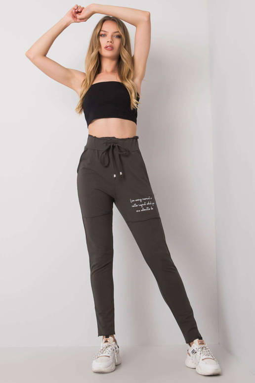 Jenniferi tumedad khakivärvi...