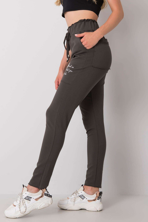 Jenniferi tumedad khakivärvi...