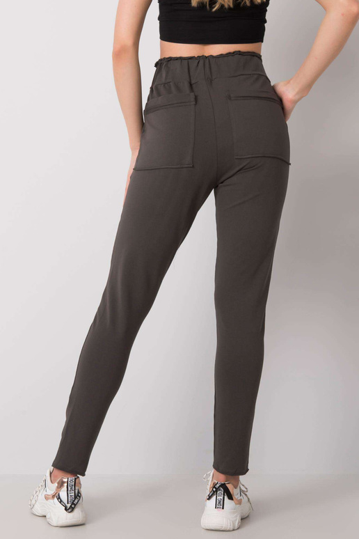 Jenniferi tumedad khakivärvi...