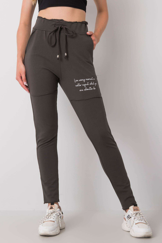 Jenniferi tumedad khakivärvi...