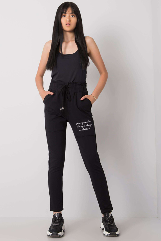 Jenniferi mustad dressipüksid