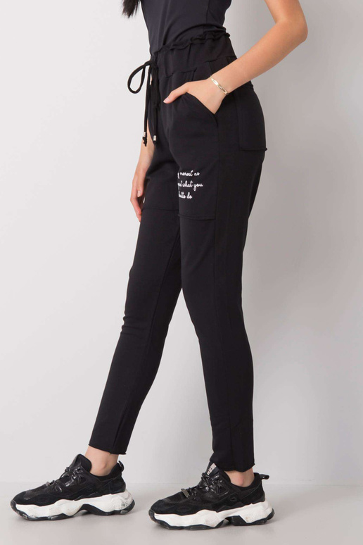 Jenniferi mustad dressipüksid