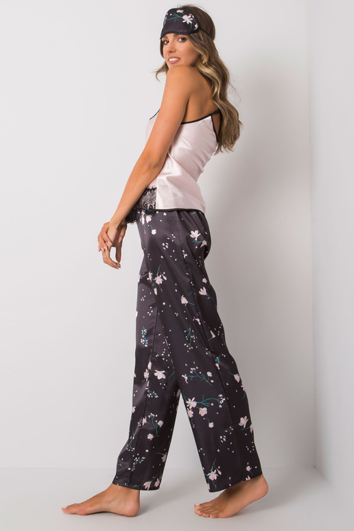 Must ja roosa kolmeosaline...