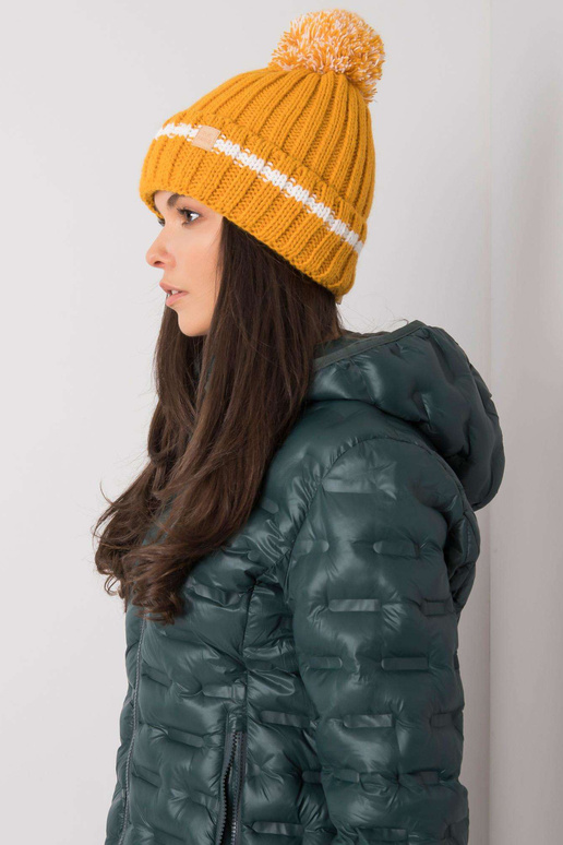 Tumekollane müts pompooniga