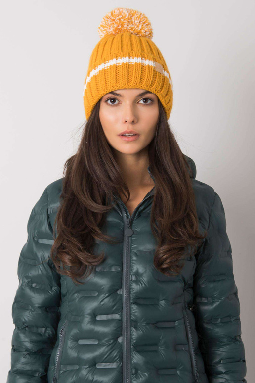 Tumekollane müts pompooniga
