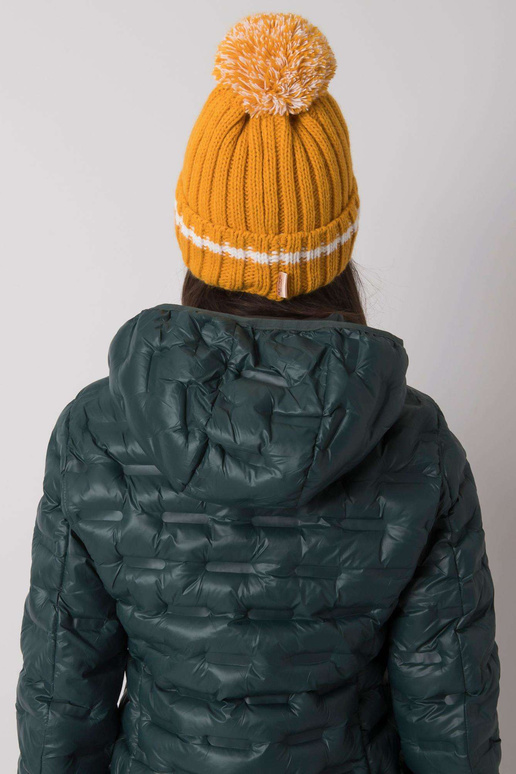 Tumekollane müts pompooniga