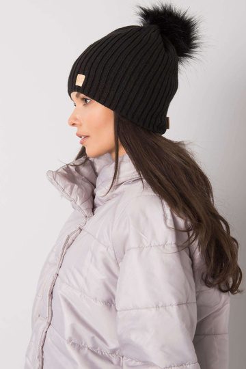 Must polsterdatud...