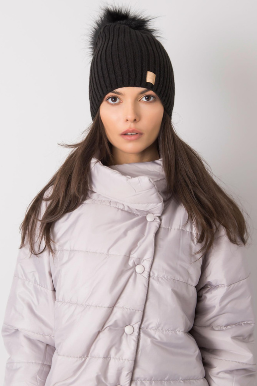 Must polsterdatud pompooniga naiste müts