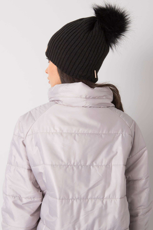 Must polsterdatud pompooniga naiste müts