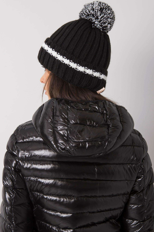 Must müts pompooniga