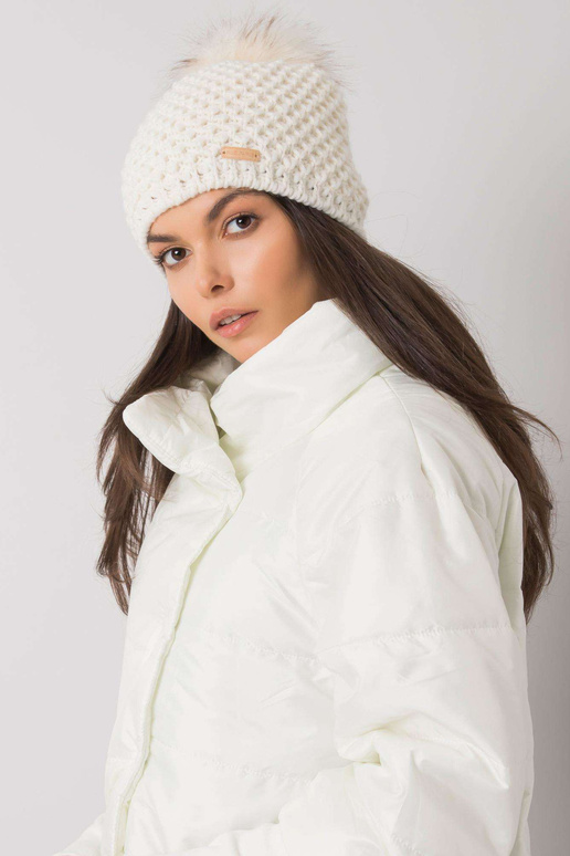 Valge pompooniga talvemüts