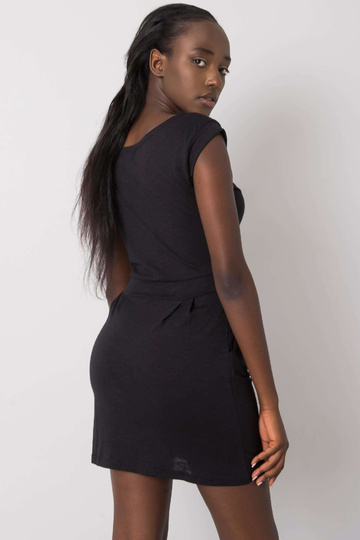 Must kleit Letitia EI TUNNE...