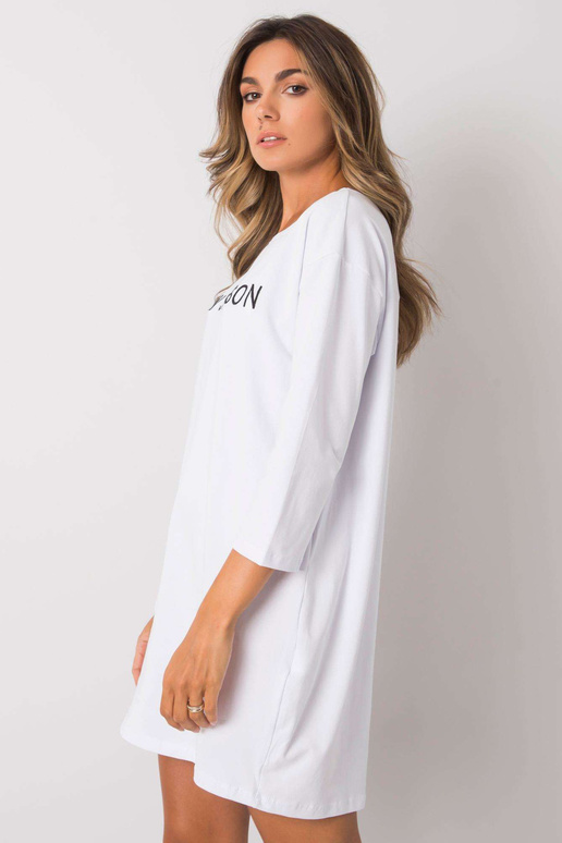 Valge kleit Raina kirjaga