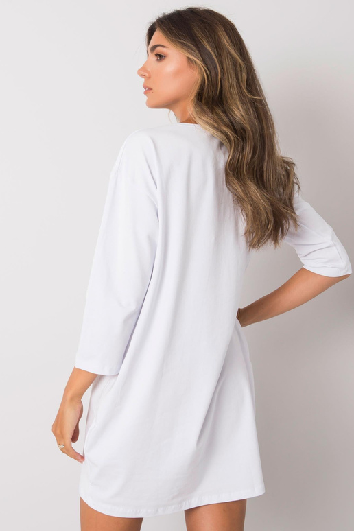 Valge kleit Raina kirjaga