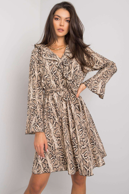 Beež ja must pikkade varrukatega...