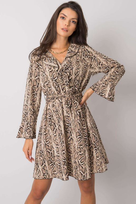 Beež ja must pikkade varrukatega...