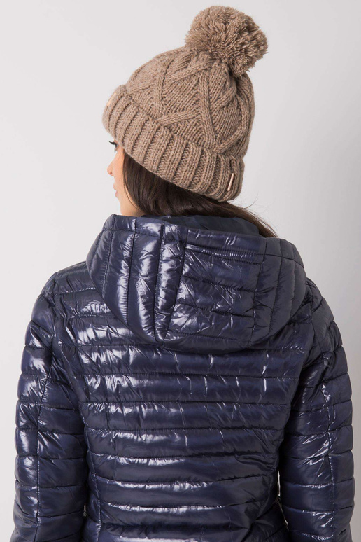 Tumebeež pompooniga talvemüts