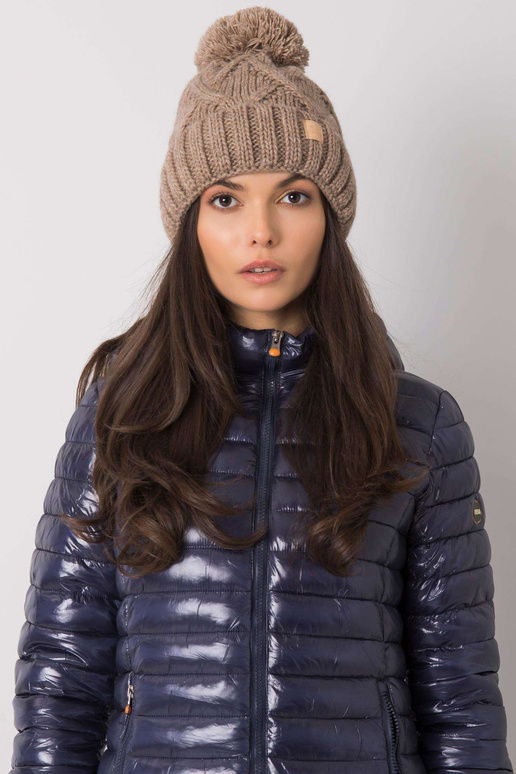 Tumebeež pompooniga talvemüts