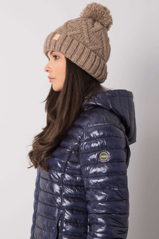 Tumebeež pompooniga talvemüts