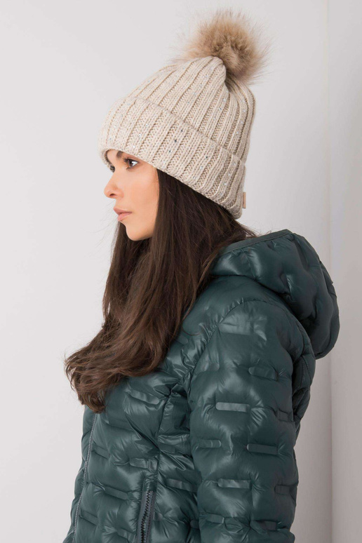 Aplikatsiooniga beež talvemüts