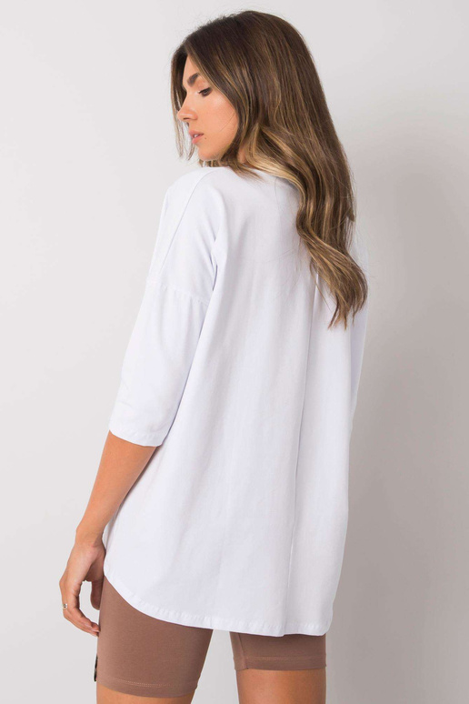 Valge pluus Kaylyni kirjaga